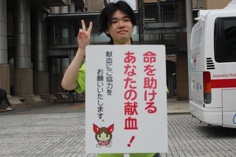 Staff inviting visitors to donate blood