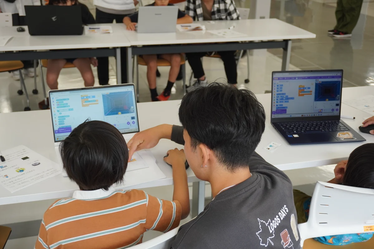 Last year's KIT Festival: Students and children taking part in a programming activity