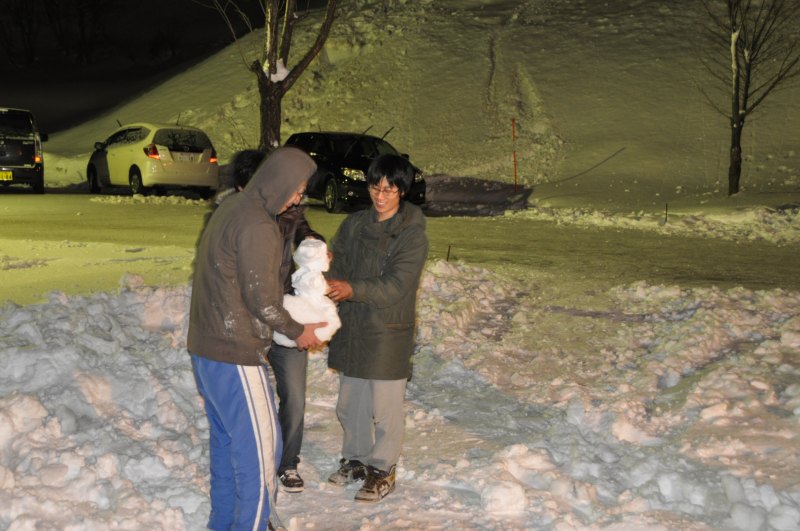 夜中に雪で遊ぶ人たち