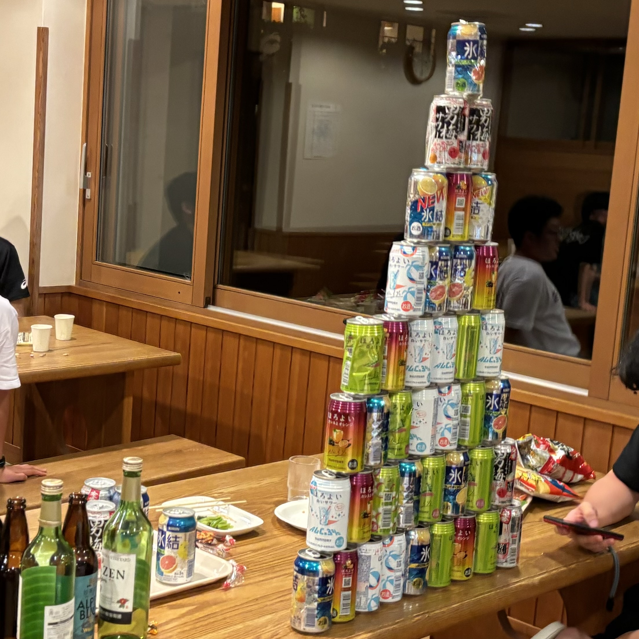 空き缶ピラミッドの写真